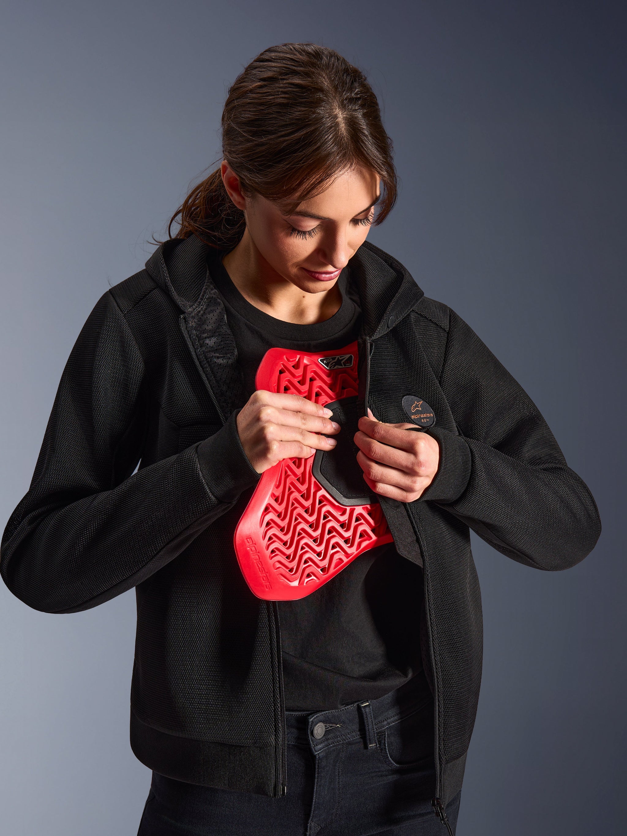 Alpinestars Stella Chrome Superairflow Hoodie, felpa da moto da donna, nero, modella con protezione per il torace Nucleon rossa, costruzione in mesh 3D leggera per guida urbana e sportiva
