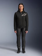 Alpinestars Stella Chrome V2 Sport Hoodie da donna, nera con logo Astars bianco sul petto, abbinata a pantaloni tecnici da guida e stivali neri, design di abbigliamento moto urbano
