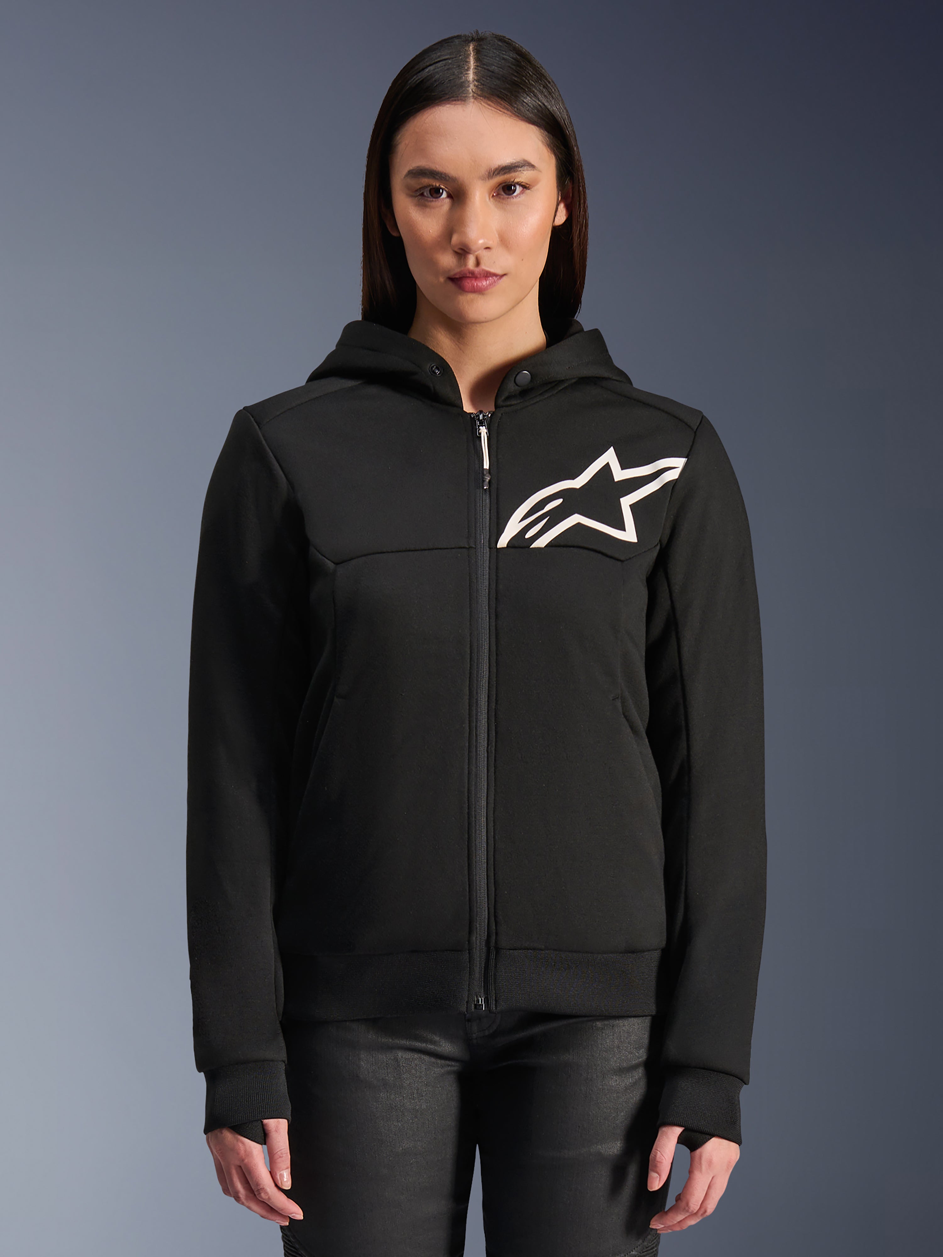 Alpinestars Stella Chrome V2 Sport Hoodie da donna, felpa da moto nera con zip, logo stella bianco sul petto, costruzione in pile tecnico, cappuccio con bottone a pressione sul colletto, abbigliamento tecnico urbano casual
