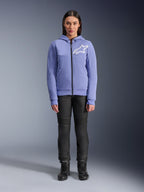 Alpinestars Stella Chrome V2 Sport Hoodie Donna, blu violetto con logo Astars bianco sul petto, felpa tecnica con zip intera e cappuccio, indossata con pantaloni da moto neri e stivali da guida, abbigliamento urban casual per motocicliste