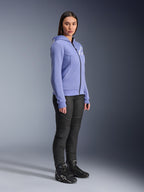 Alpinestars Stella Chrome V2 Sport Hoodie da donna, felpa da moto blu-viola con logo Alpinestars bianco sul petto, indossata da una modella con pantaloni da moto e stivali neri, abbigliamento urban riding per donna