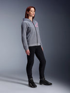 Alpinestars Stella Chrome V2 Sport Hoodie, felpa da moto da donna, grigio melange e rosa fluo, indossata con pantaloni da moto neri e stivali neri, abbigliamento casual per guida urbana