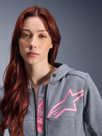 Donna che indossa la felpa Alpinestars Stella Chrome V2 Sport Hoodie, Gray Heather Pink Fluo, primo piano che mostra il logo a stella rosa e il marchio Tech-Air Ready, abbigliamento moto urbano