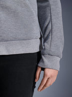 Primo piano della felpa Alpinestars Stella Chrome V2 Sport Hoodie in grigio mélange, con dettagli di orlo e polsini a costine, materiale in pile tecnico, abbigliamento da moto urbano da donna