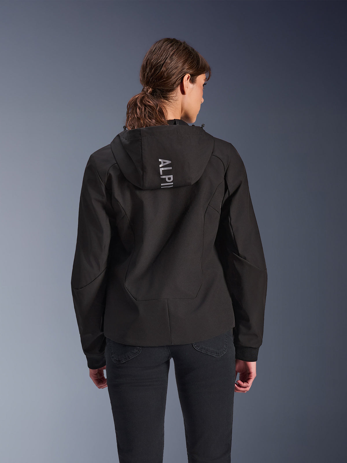 Alpinestars Stella Radium Tech Hoodie, felpa da moto urbana da donna in nero, vista posteriore che mostra il cappuccio con marchio Alpinestars verticale argento, guscio antivento leggero a 3 strati, vestibilità atletica moderna