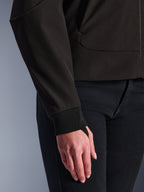 Alpinestars Stella Radium Tech Hoodie, nero, primo piano del polsino elasticizzato a coste e del passante per il pollice, guscio tecnico a 3 strati antivento, abbigliamento da moto urbano per donna