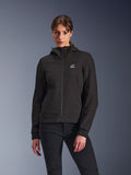 Alpinestars Stella Radium Tech Hoodie, felpa da moto da donna con cappuccio, nera, design con zip con logo circolare sul petto e cappuccio, abbigliamento tecnico per guida urbana, indossata da una modella