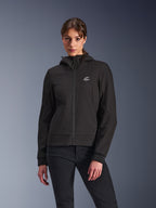 Alpinestars Stella Radium Tech Hoodie, felpa da moto da donna con cappuccio, nera, design con zip con logo circolare sul petto e cappuccio, abbigliamento tecnico per guida urbana, indossata da una modella