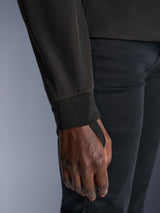 Primo piano della felpa Alpinestars Woman Stella Radium Tech Hoodie in Deep Gray Black, che mette in risalto il polsino elasticizzato a coste e l'asola per il pollice per l'isolamento dal vento e una vestibilità sicura durante la guida urbana.