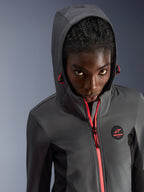 Alpinestars Stella Radium Tech Hoodie, felpa da moto tecnica antivento da donna, grigio scuro e nero con accenti rossi, sistema di gestione del cappuccio e logo Alpinestars sul petto, abbigliamento urban riding
