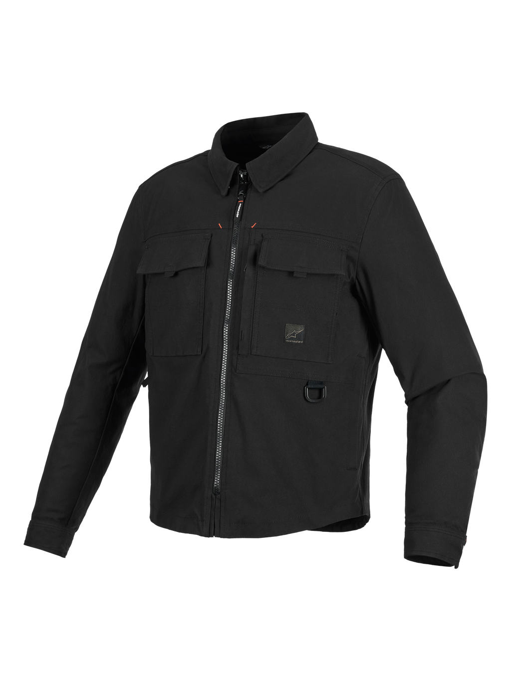Alpinestars Bryon Water Resistant Overshirt, giacca da moto nera, vista frontale a tre quarti, design ispirato all'abbigliamento da lavoro con tasche cargo sul petto, anello a D in metallo e cerniera anteriore, texture in tela cerata resistente.