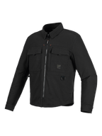 Alpinestars Bryon Water Resistant Overshirt, giacca da moto nera, vista frontale a tre quarti, design ispirato all'abbigliamento da lavoro con tasche cargo sul petto, anello a D in metallo e cerniera anteriore, texture in tela cerata resistente.