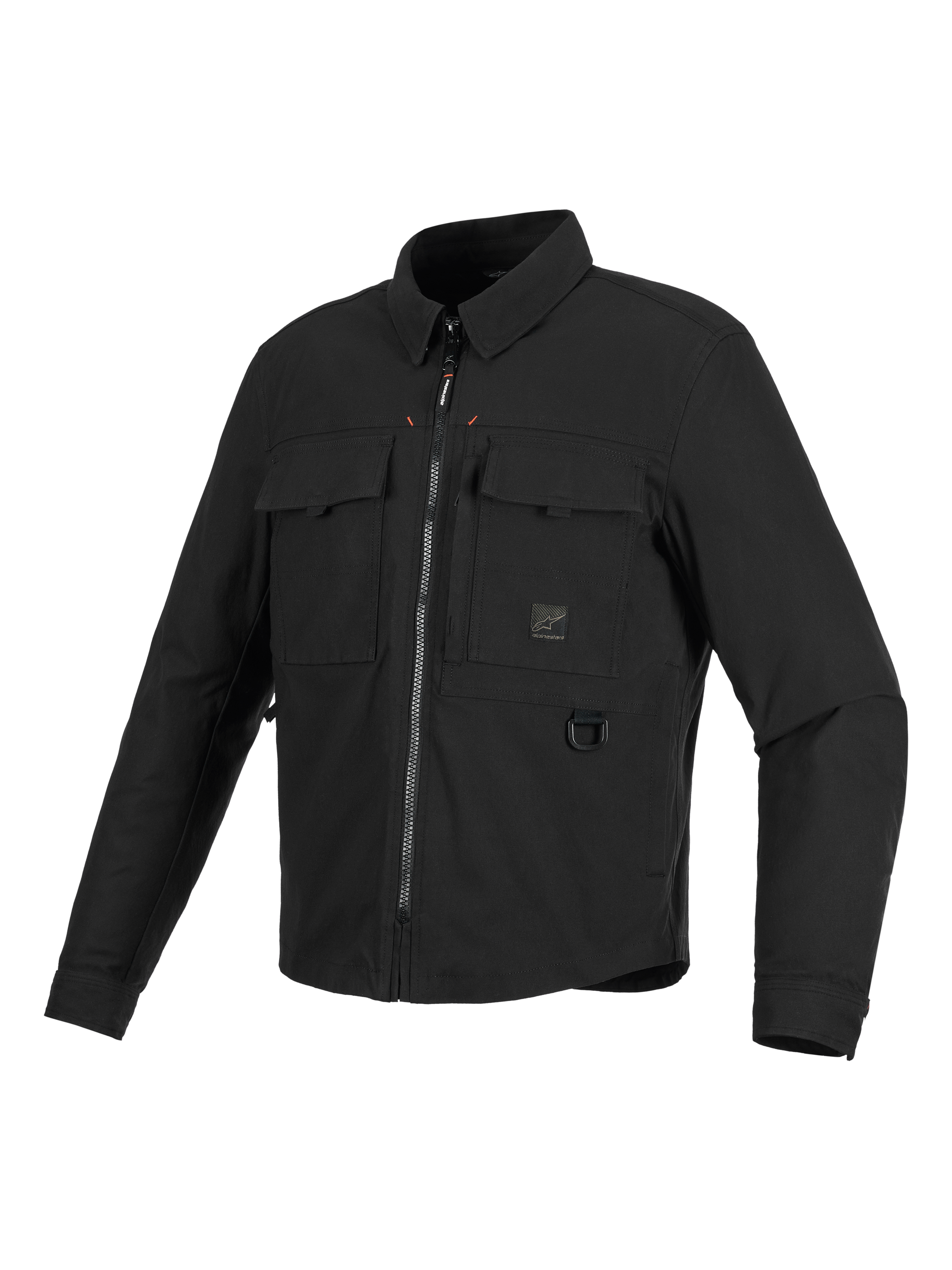 Alpinestars Bryon Water Resistant Overshirt, giacca da moto nera, vista frontale a tre quarti, design ispirato all'abbigliamento da lavoro con tasche cargo sul petto, anello a D in metallo e cerniera anteriore, texture in tela cerata resistente.