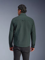 Alpinestars Bryon Water Resistant Overshirt, verde smeraldo scuro, vista posteriore su modello, logo ricamato sulla parte superiore della schiena, tela cerata resistente, giacca da moto urbana abbinata a pantaloni scuri