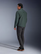 Alpinestars Bryon Water Resistant Overshirt, verde Dark Emerald, vista posteriore di una giacca da moto urbana, indossata con pantaloni scuri e sneakers nere, design moderno ispirato all'abbigliamento da lavoro