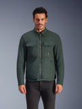 Alpinestars Bryon Water Resistant Overshirt, Dark Emerald, giacca da moto urban da uomo, modello che indossa una overshirt verde scuro con cerniera frontale e ampie tasche cargo sul petto, tela cerata resistente all'acqua per la guida su strada in moto