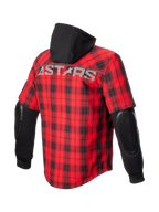 Alpinestars Camicia MO.ST.EQ Tartan, giacca da moto urban da uomo, rosso e nero, con protezioni gomiti a vista e cappuccio fisso nero, vista posteriore con logo Astars, stile streetwear per motociclisti.