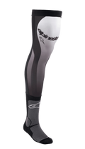 Alpinestars Knee Brace Socks, calze lunghe da motocross, nero, bianco e grigio, design sopra il ginocchio con parte superiore in Lycra elasticizzata, inserti in rete, imbottitura della caviglia a costine e logo Alpinestars sulla coscia