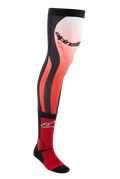 Alpinestars Knee Brace Socks, calze lunghe da motocross, rosso acceso, bianco e nero, design tecnico ad altezza ginocchio con motivo sfumato e logo evidente, texture a coste per una vestibilità sicura, progettate specificamente per l'uso con stivali off-road e ginocchiere