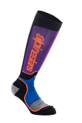 Calze Alpinestars MX Plus, calze da motocross alte al ginocchio, nero, blu royal e viola, caratterizzate da gambale a coste viola con logo Alpinestars verticale arancione, pannelli sulla caviglia in mesh blu royal con accenti arancioni e piede rinforzato grigio-nero, abbigliamento tecnico per il fuoristrada.