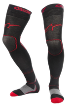 Alpinestars MX Long Tech Thick Socks, calzini da motocross, nero e rosso, lunghezza a metà coscia con loghi rossi, dettagli della suola grigi e rossi, tessuto tecnico per corse fuoristrada e stivali da motocross