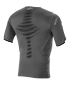 Top Intimo Tecnico Alpinestars Roost, baselayer da motocross, nero antracite, vista posteriore con struttura in maglia traspirante, zona di ventilazione centrale testurizzata, maniche corte e logo a stella Alpinestars sul colletto e sulla manica.