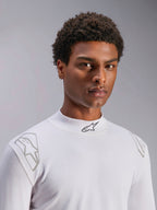 Alpinestars ZX Evo V3 Top - Manica Lunga, sottotuta bianco per auto racing, indossato da un modello, collo a lupetto con logo Alpinestars nero, stampe grafiche argentate sulle spalle, intimo da motorsport leggero e resistente alle fiamme