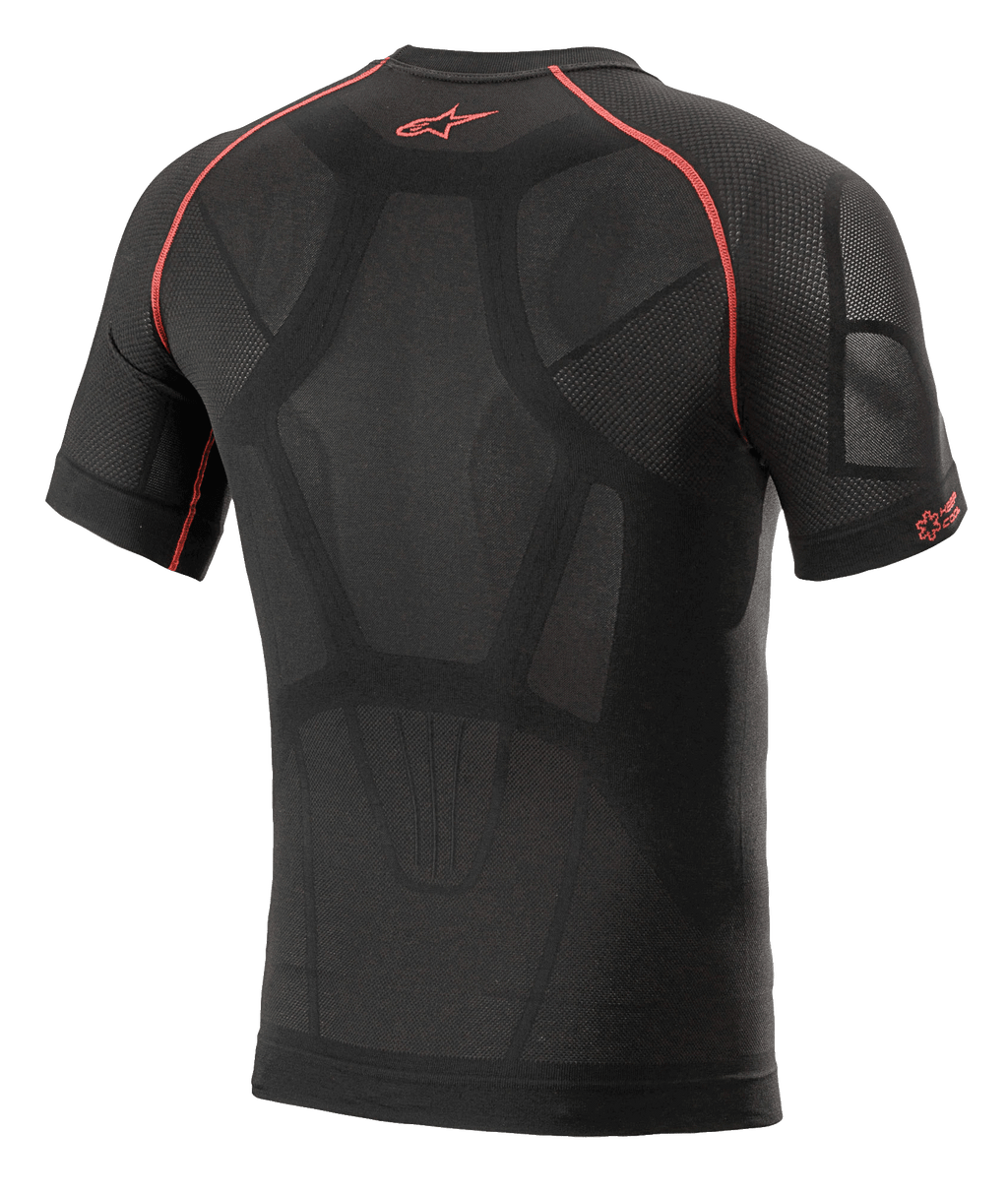 Alpinestars Ride Tech V2 Top Short Sleeve Summer, intimo tecnico da moto, nero e rosso, vista posteriore con costruzione mappata sul corpo, pannelli di ventilazione in rete, cuciture rosse a contrasto e logo Astars rosso sulla parte superiore della schiena