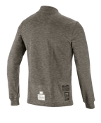 Alpinestars Race V3 Long Sleeve Top, sottotuta tecnico, grigio antracite melange, vista posteriore che mostra il tessuto ignifugo testurizzato e le etichette di certificazione FIA sull'orlo inferiore, abbigliamento per prestazioni motorsport