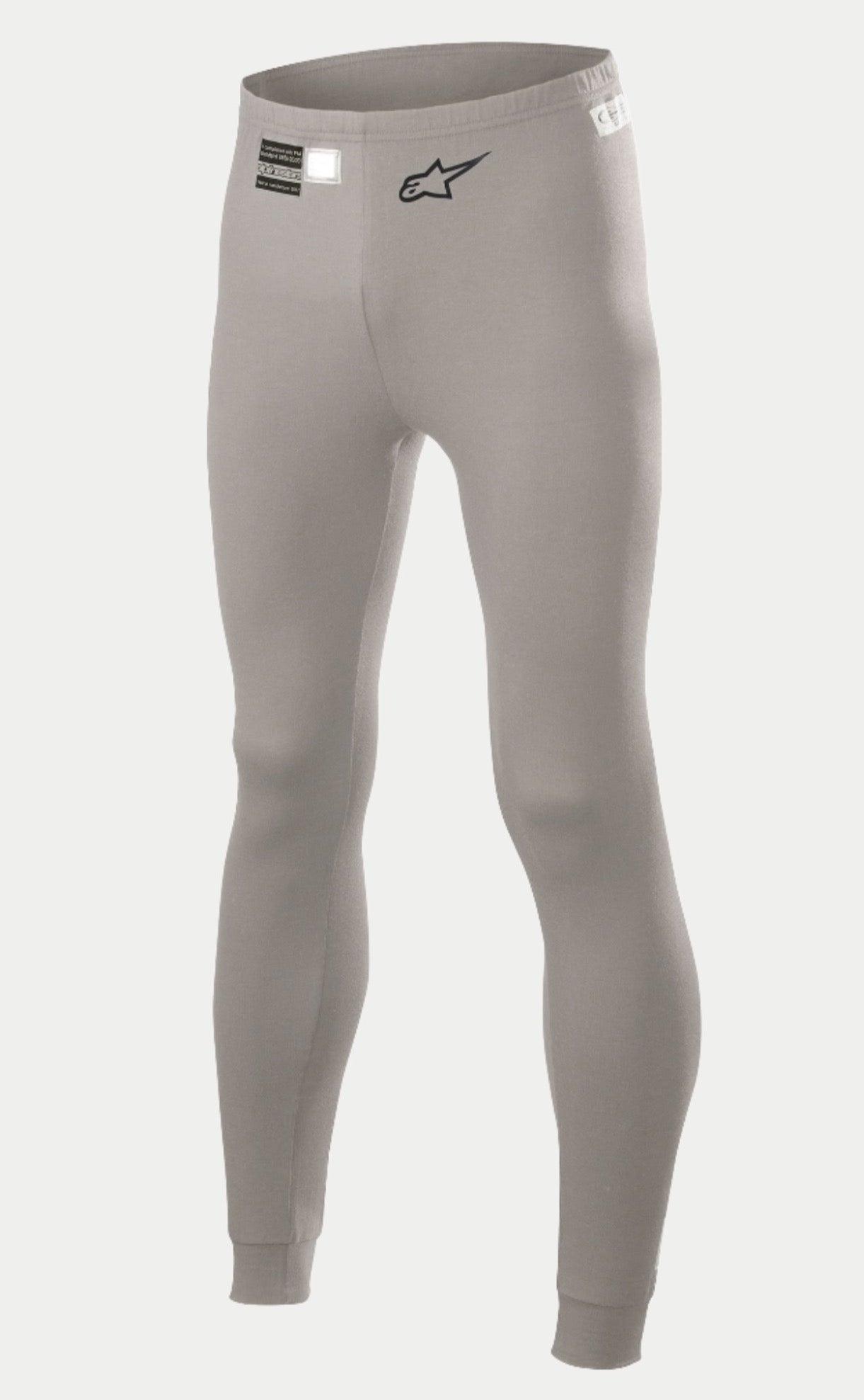 Alpinestars Race V2 Bottom FIA, pantaloni intimo tecnico per auto racing, grigio medio, con logo a stella nero sulla gamba ed etichetta di omologazione FIA in vita, tessuto ignifugo leggero con polsini alle caviglie.