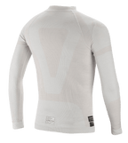 Alpinestars ZX Evo V2 Long Sleeve Top, intimo tecnico per auto racing, bianco grigio, vista posteriore con leggera costruzione tubolare senza cuciture ed etichette di certificazione FIA sull'orlo inferiore.