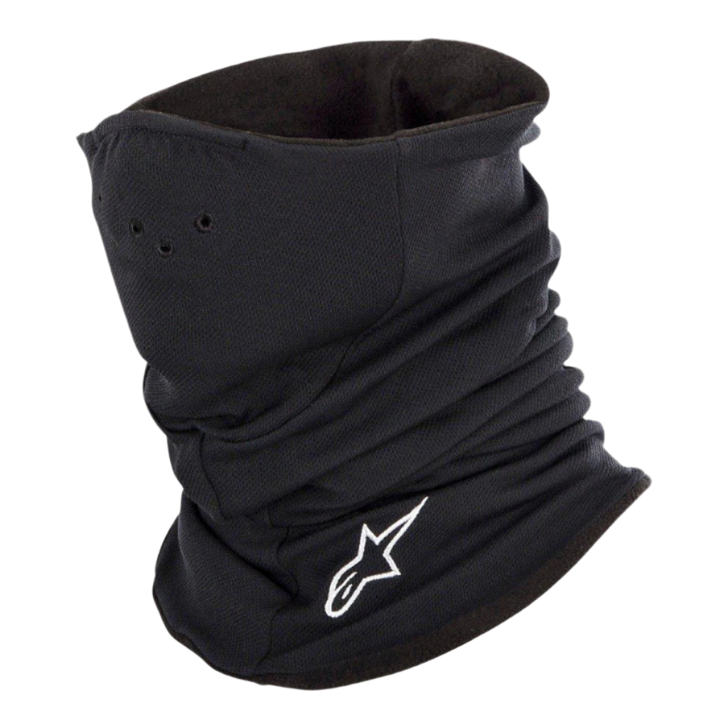 Alpinestars Tech Neck Warmer nero, scaldacollo da moto con logo bianco ricamato, dotato di fori per l'aria e fodera in pile a doppio strato per protezione termica e resistenza al vento.