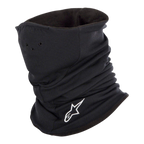 Alpinestars Tech Neck Warmer nero, scaldacollo da moto con logo bianco ricamato, dotato di fori per l'aria e fodera in pile a doppio strato per protezione termica e resistenza al vento.
