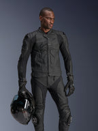 Giacca in pelle Alpinestars Dusk Airflow, nera, indossata da un pilota uomo con pantaloni in pelle e guanti coordinati, con in mano un casco nero, dotata di pannelli in pelle traforata e protezioni integrate per la guida sportiva in moto.