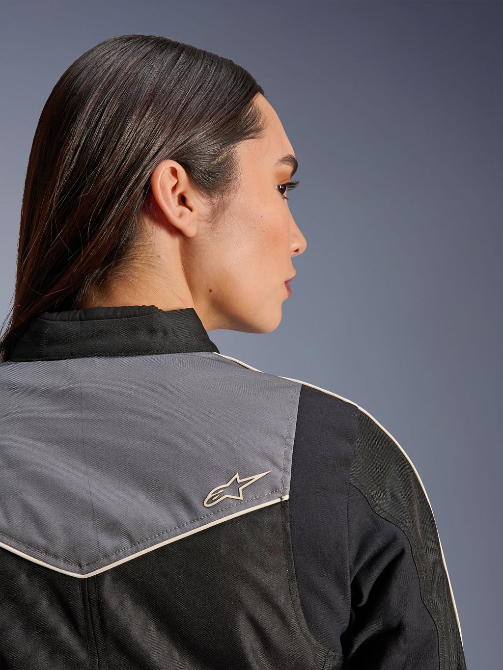 Giacca Alpinestars Stella T-Dyno WR, giacca da moto da donna, nero, grigio scuro ed ecru, vista ravvicinata posteriore di spalla e sprone con pannello grigio e logo a stella ecru, abbigliamento da moto d'ispirazione vintage