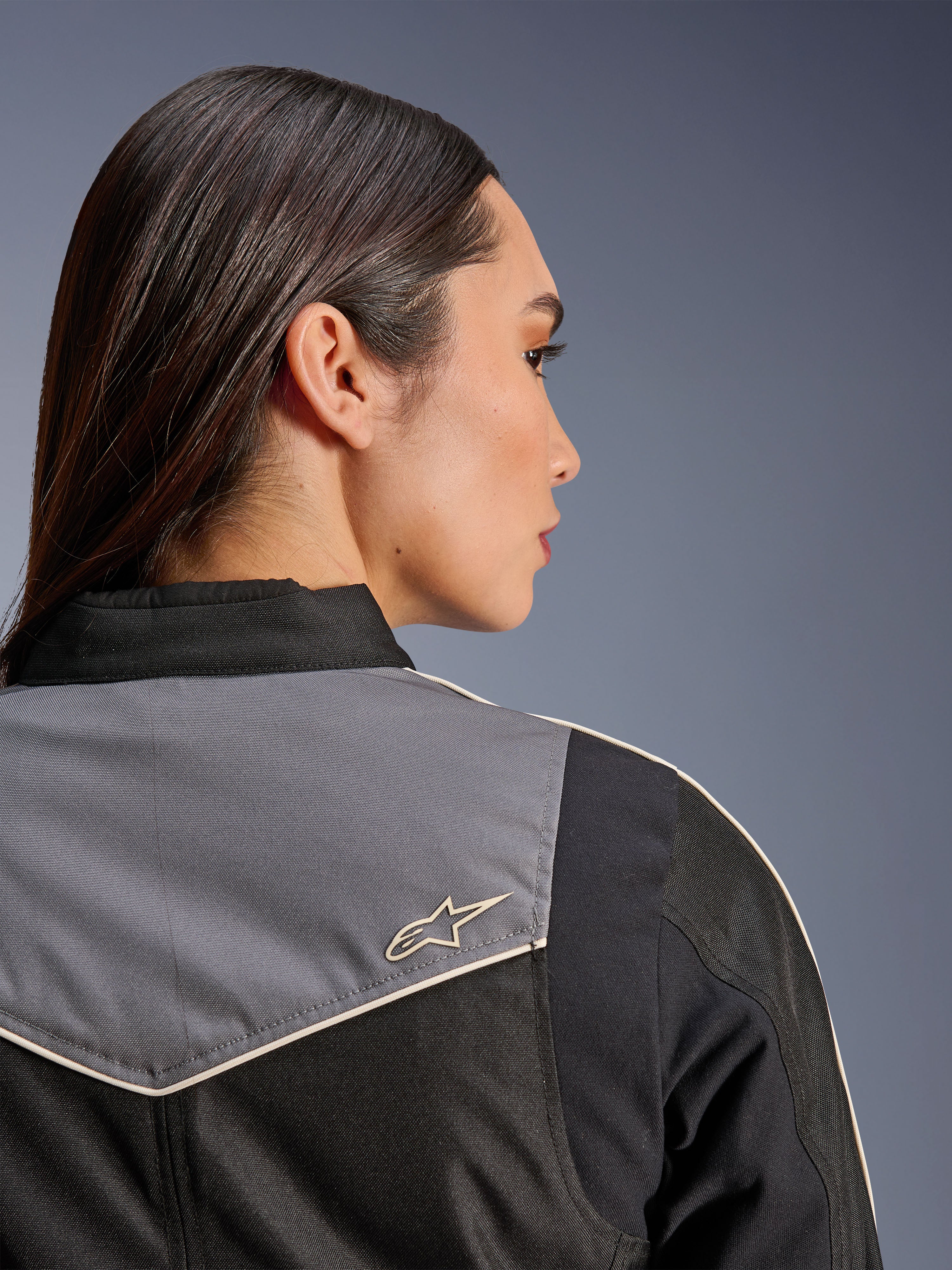 Giacca Alpinestars Stella T-Dyno WR, giacca da moto da donna, nero, grigio scuro ed ecru, vista ravvicinata posteriore di spalla e sprone con pannello grigio e logo a stella ecru, abbigliamento da moto d'ispirazione vintage