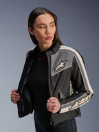 Giacca Alpinestars Stella T-Dyno WR da donna, giacca da moto in tessuto, nero, grigio scuro ed ecru, design d'ispirazione vintage con strisce sportive e loghi su petto e maniche, indossata da una modella, abbigliamento per guida su strada urbana