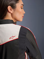Giacca Alpinestars Stella T-Dyno WR in nero, ecru e rosso acceso, primo piano della spalla e della schiena, con pannelli ecru, profili rossi e logo a stella Alpinestars rosso, abbigliamento da moto in tessuto per donna