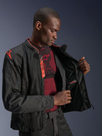 Giacca Alpinestars Viper Air V4, Nero Rosso Fluo, giacca da moto con pannelli in rete tecnica, modello che mostra lo scomparto interno impermeabile e la fodera interna, con accenti rosso fluo e logo Tech-Air Ready.