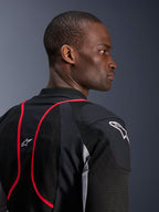 Giacca Alpinestars Troop-Air Pro, giacca tecnica corazzata, Nero Grigio Cenere e Rosso Brillante, vista ravvicinata di profilo e posteriore che mostra i pannelli in tessuto mesh, dettagli profilati rossi e loghi Astars bianchi sulla spalla e sulla parte superiore della schiena