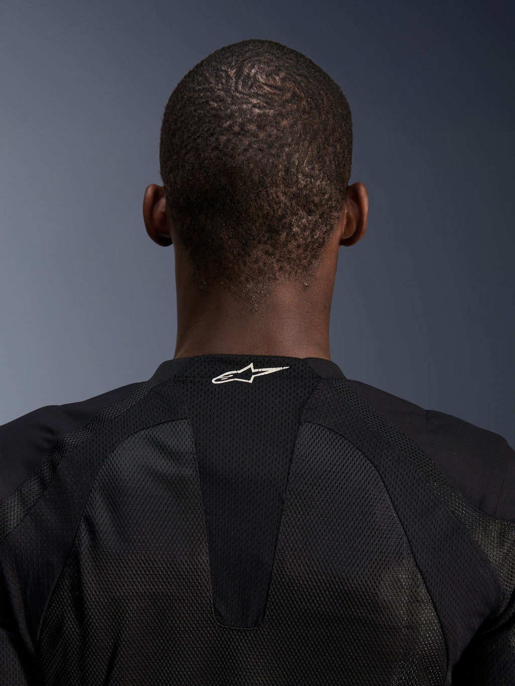 Giacca Alpinestars Troop-Air, nero, primo piano del retro del collo con logo Alpinestars bianco su mesh tecnico traspirante, giacca tecnica da moto progettata per il massimo flusso d'aria