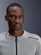 Alpinestars C-1 Air Jacket in argento e grigio, ritratto ravvicinato di un motociclista, con pannelli in rete tecnica e marchio nero sulla spalla, abbigliamento moto urban contemporary