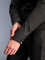 Giacca Alpinestars Stella C-1 Air, nera, primo piano del polsino della manica con logo discreto a trasferimento termico, costruzione in tessuto leggero e mesh, abbigliamento da moto urbano per donna