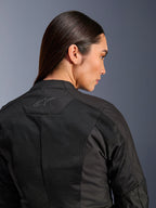 Giacca Alpinestars Stella C-1 Air da donna, giacca da moto in tessuto, nero, vista posteriore ravvicinata che mostra i pannelli di ventilazione in mesh tecnico e un logo a stella riflettente sulla parte superiore della schiena, abbigliamento moderno per la guida urbana