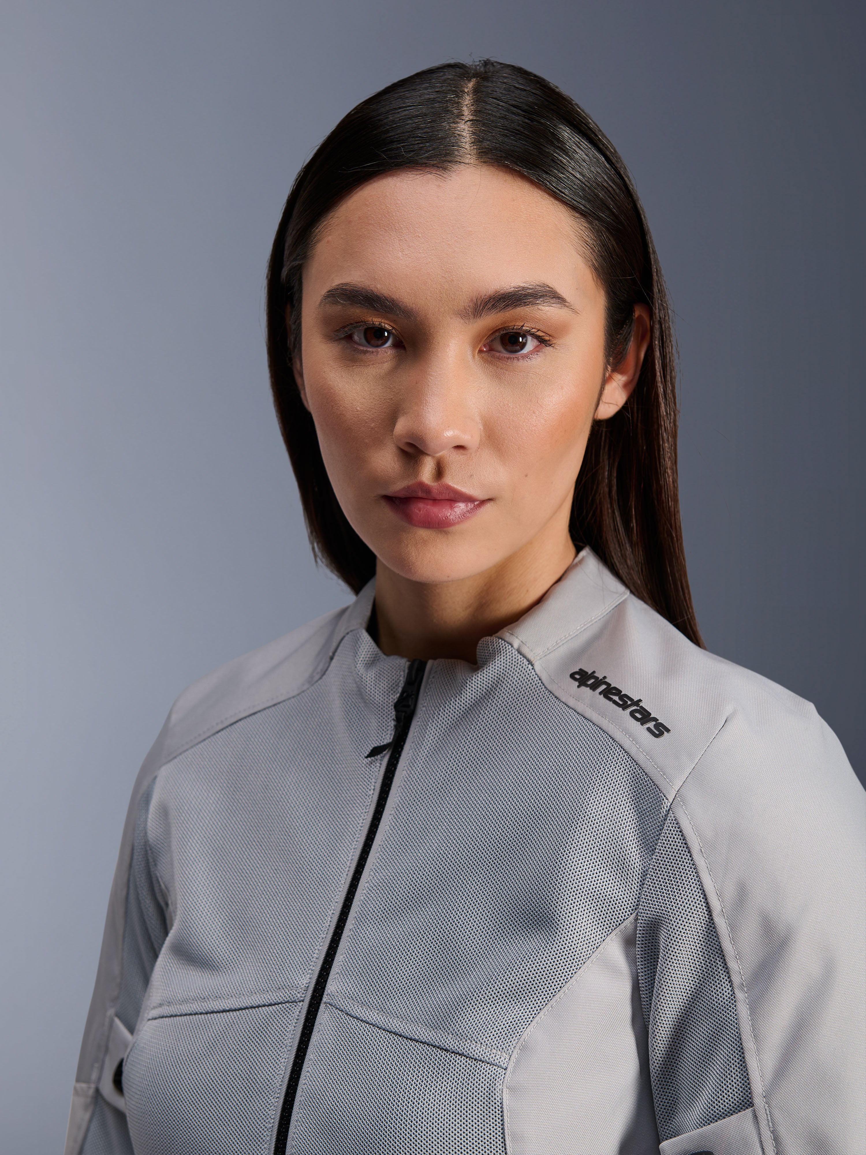 Giacca Alpinestars Stella C-1 Air, giacca da moto da donna argento, primo piano che mostra i pannelli di ventilazione in rete tecnica e il logo nero sulla spalla, abbigliamento da moto urbano contemporaneo
