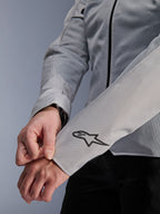 Primo piano della giacca Alpinestars Stella C-1 Air in Silver, con costruzione in rete tecnica e logo Alpinestars nero sulla manica sinistra, giacca da moto urbana da donna con branding riflettente.