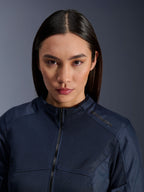 Modella con giacca Alpinestars Stella C-1 Air in blu scuro, primo piano che mostra la trama in tessuto mesh traspirante, zip frontale e logo Alpinestars sul colletto, abbigliamento moto urbano elegante