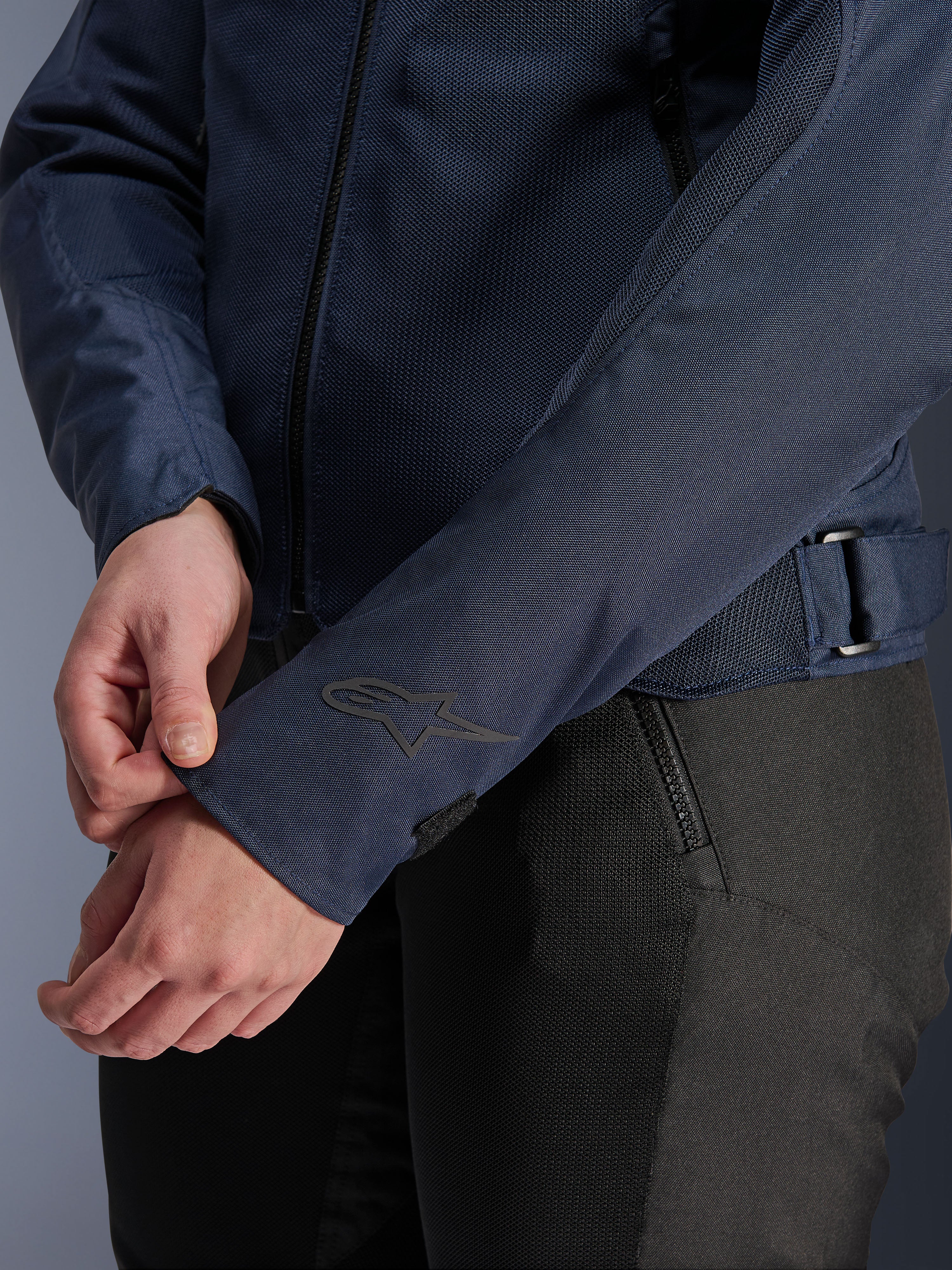 Alpinestars Stella C-1 Air Jacket, giacca da moto da donna, blu, vista ravvicinata della manica con logo a stella a trasferimento termico, pannelli in tessuto mesh e cinturino regolabile in vita, abbigliamento urban riding.