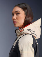 Alpinestars Molly Air Jacket, Black Almond, giacca da moto urban contemporanea, vista di profilo della modella che indossa il cappuccio con logo Alpinestars e dettagli del cordoncino arancione, trama del tessuto ripstop