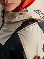 Alpinestars Molly Air Jacket, giacca da moto da donna, Black Almond, vista ravvicinata della spalla che mostra la cerniera del compartimento Nucleon Flex, tessuto ripstop e fodera in rete arancione all'interno del cappuccio